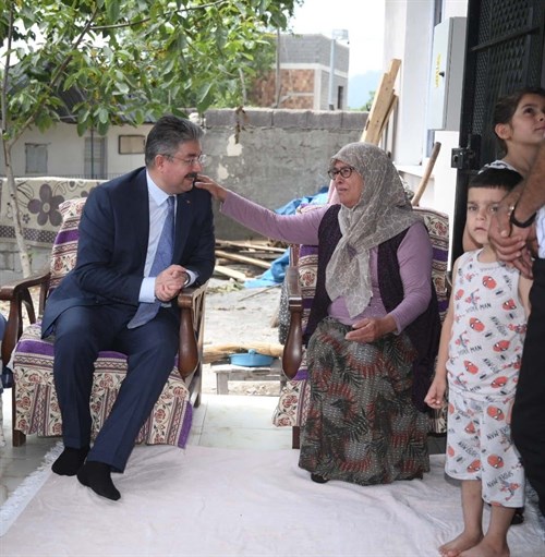Vali Yılmaz, Şehitlerimiz Osman Kaya ve Mehmet Kızıl'ın Küllü Köyündeki Ailelerine Ev Yapılmasını Sağlayarak, Bu Aileleri Yeni Evlerinde Ziyaret Etti 